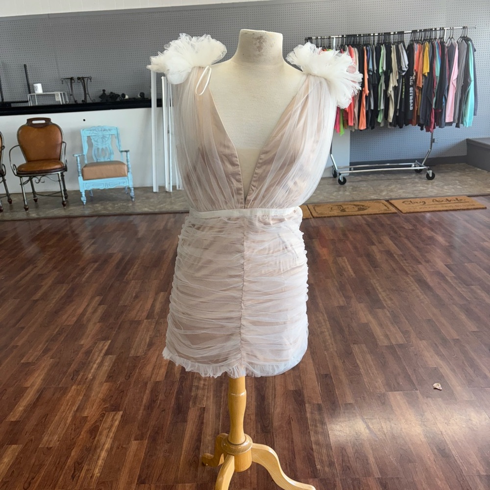 Elegant White Sleeveless Dress